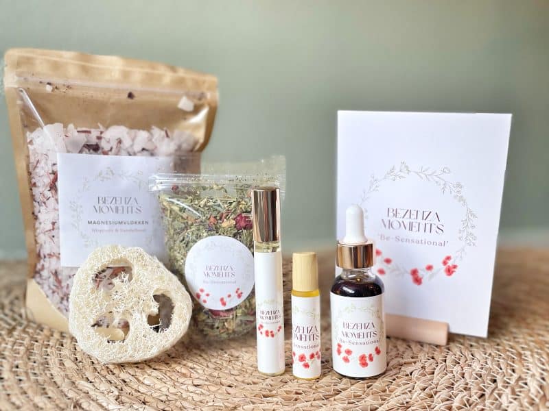 Zachte wellnessproducten en kruiden voor ontspanning en verzorging, mooie branding op natuurlijke setting.