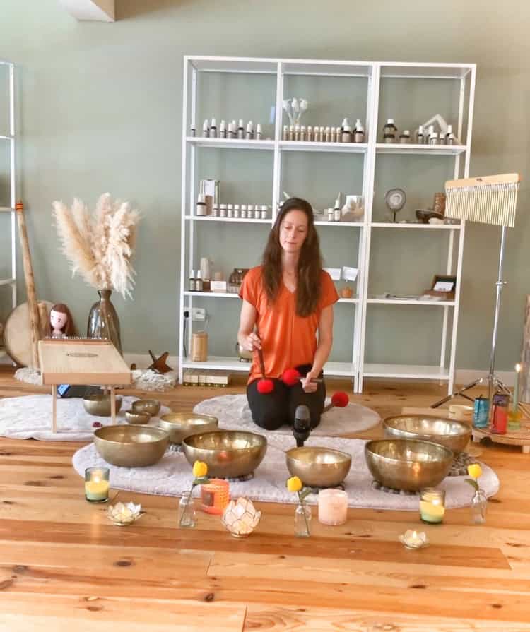 Klangmeditatie met Tibetaanse klankschalen en kaarslicht, ontspanning en welzijn.