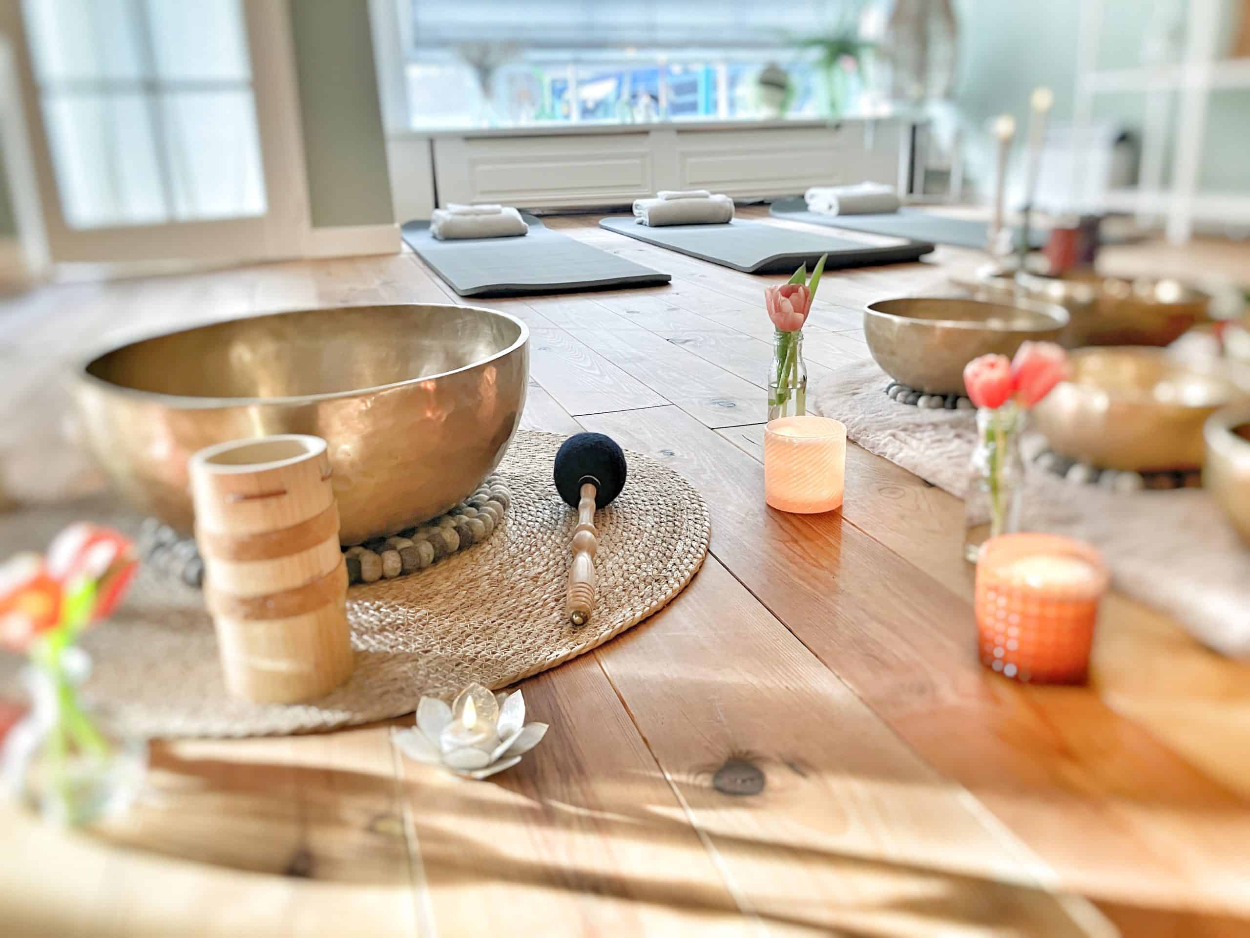 Goudkleurige klankschaal met betrekking tot ontspanning en wellness bij Bezenza.