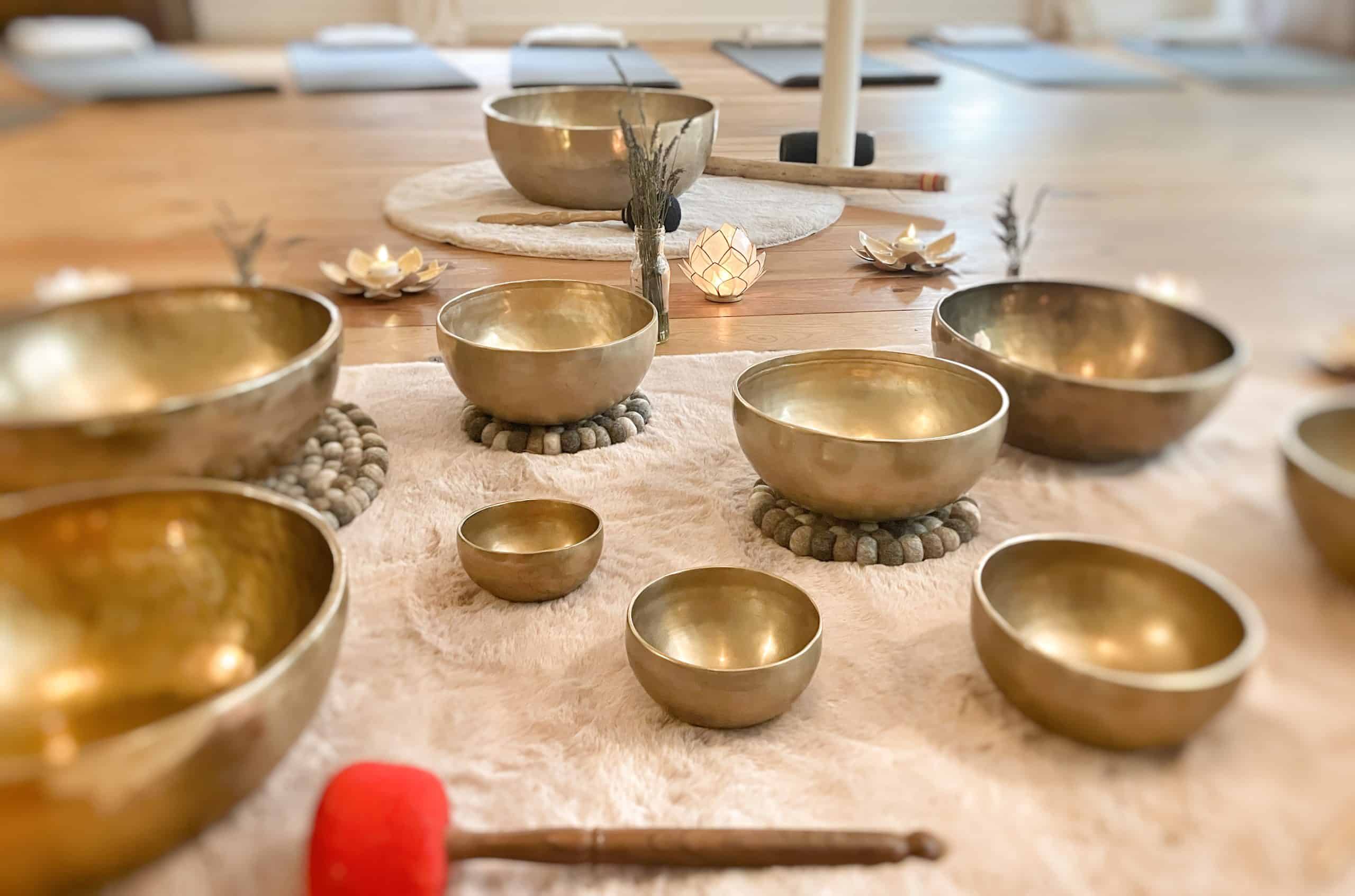 Gouden klankschalen voor sound healing en meditatie, rustgevende ontspanningservaring.