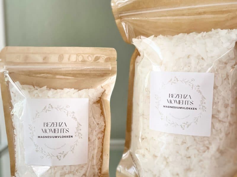 Zoutvlokken voor huidverzorging, in papieren verpakkingen met elegant label, natuurlijk en zacht.