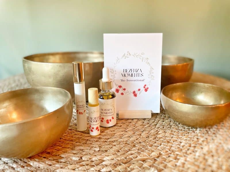 Rustieke gold-gekleurde klankschalen en verzorgingsproducten op natuurlijke ondergrond.