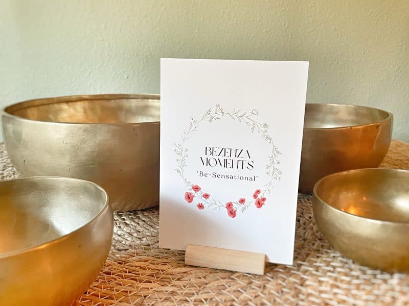 Glazen klankschalen met fleurige decoratie voor mindfulnesstrainingen en ontspanning.