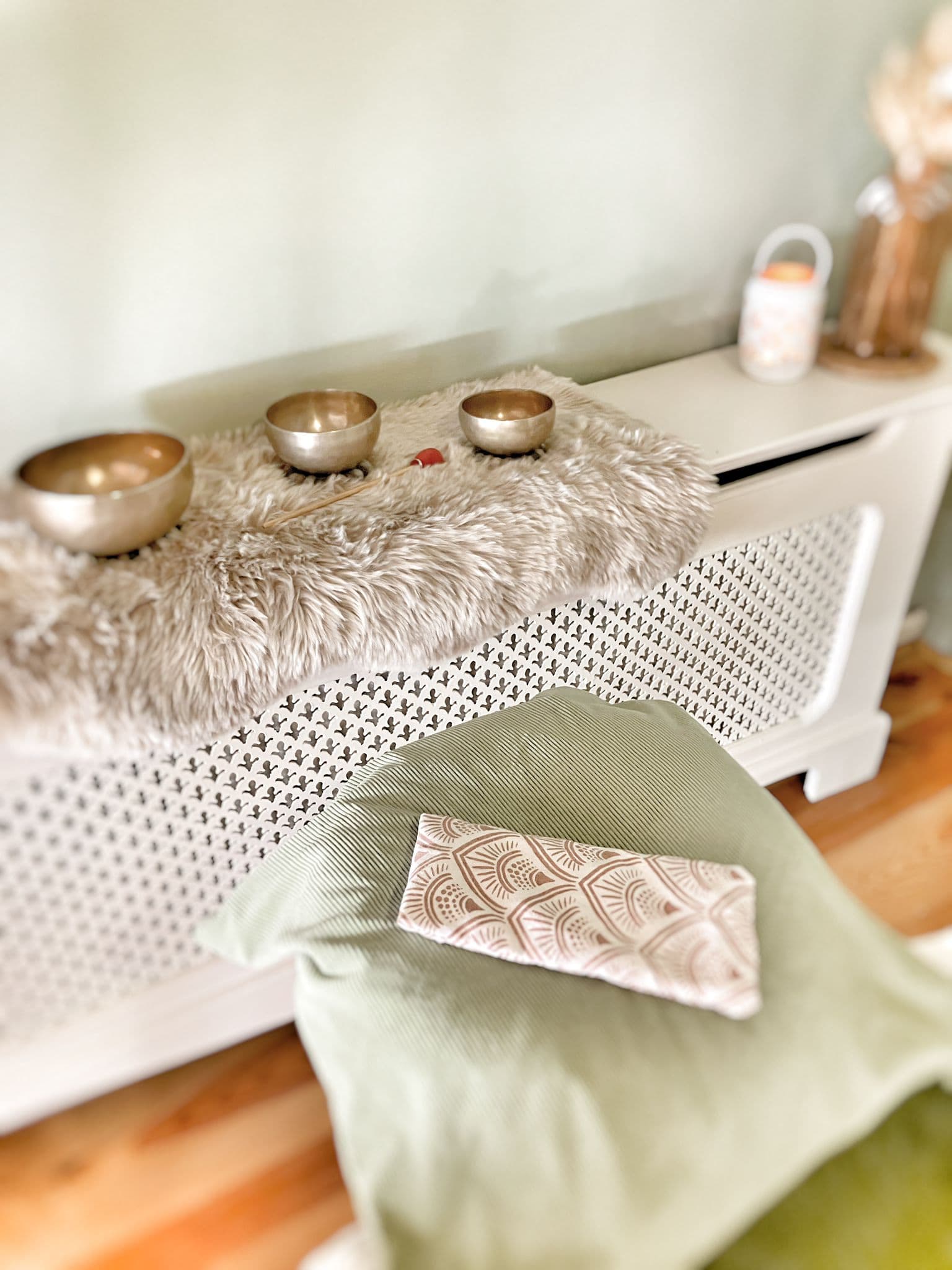 Rustieke sfeerschepping met metalen klankschalen, zacht tapijt en stijlvolle accessoires.